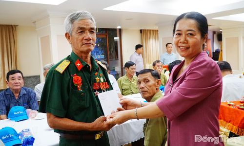 Phó Giám đốc Sở Nội vụ tỉnh Đồng Tháp Nguyễn Thị Kiều Loan thăm hỏi và trao quà đến cựu chiến binh tham gia chuyến tham quan.