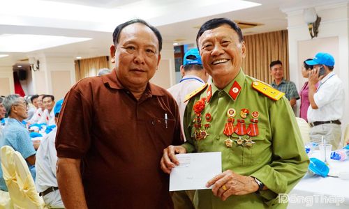 Lãnh đạo Hội Cựu chiến binh tỉnh tặng quà cho cựu chiến binh.