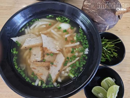 Bánh canh chả cá - đặc sản của vùng ven biển miền Trung.