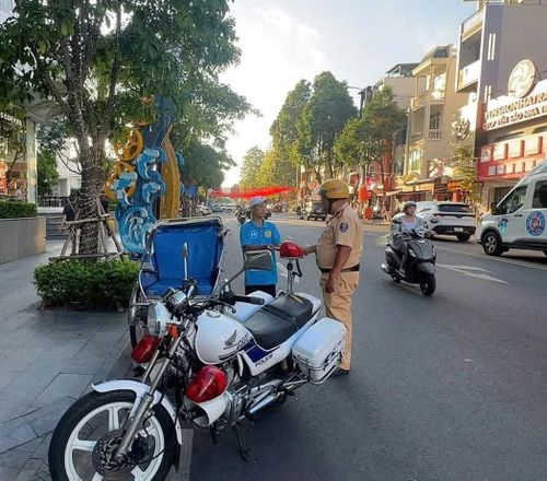 Cảnh sát giao thông kiểm tra tài xế xích lô chạy trên đường Lê Thánh Tôn (phường Nha Trang).