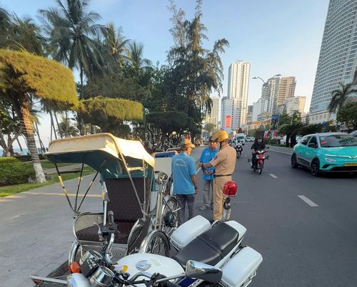Cảnh sát giao thông xử lý tài xế xích lô chạy vào đường Trần Phú (đường cấm xích lô).