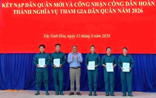 Lãnh đạo Đảng ủy xã Tây Ninh Hòa trao quyết định kết nạp công dân tham gia lực lượng dân quân năm 2026.