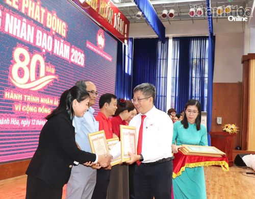 Trao giấy khen cho các cá nhân.