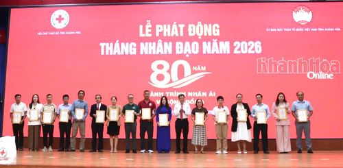 Lãnh đạo Hội Chữ thập đỏ tỉnh trao bảng tri ân đến các cá nhân, đơn vị ủng hộ nguồn kinh phí cho chương trình.
