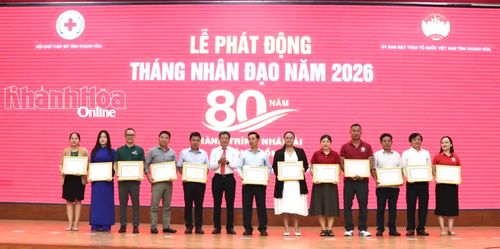 Trao giấy khen cho các tập thể.
