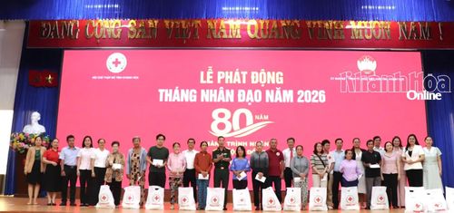 Trao quà cho các hộ gia đình có hoàn cảnh khó khăn tại chương trình.