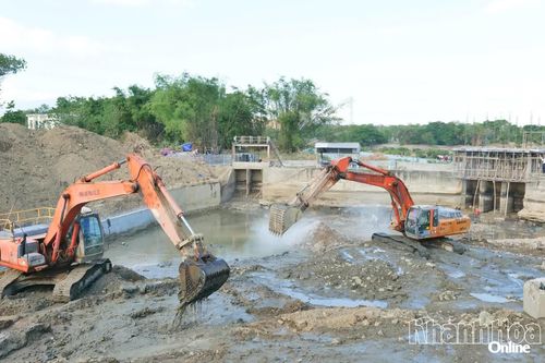 Công trình sửa chữa cống lấy nước đầu kênh chính nam, thuộc hệ thống Nha Trinh - Lâm Cấm khẩn trương hoàn thiện trong thời gian đóng nước để kịp phục vụ cấp nước vụ hè thu.