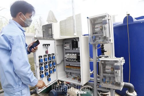 Công nhân điều khiển hệ thống tưới tiết kiệm, tuần hoàn trong một vườn rau đạt chuẩn GAP tại xã Diên Lâm.