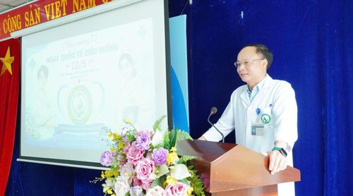 Bác sĩ CKI Nguyễn Thanh Cao - Phó Giám đốc, Chủ tịch Công đoàn, Chủ tịch Hội đồng Điều dưỡng Bệnh viện YHCT tỉnh phát biểu tại tọa đàm.