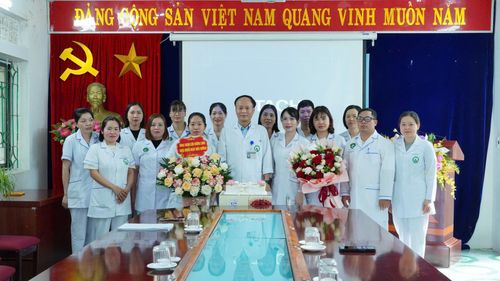 Bác sĩ CKI Nguyễn Thanh Cao - Phó Giám đốc, Chủ tịch Công đoàn, Chủ tịch Hội đồng Điều dưỡng Bệnh viện YHCT tỉnh tặng hoa chúc mừng cán bộ điều dưỡng nhân Ngày Quốc tế Điều dưỡng.