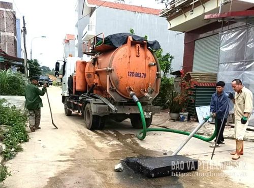 Công nhân Chi nhánh Thoát nước đô thị khơi thông hố ga, cống thoát nước khu vực phường Kỳ Lừa