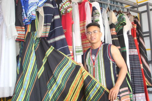 Chàng trai K’Duẩn ở Lộc Tân với niềm đam mê áo cưới các dân tộc Việt Nam