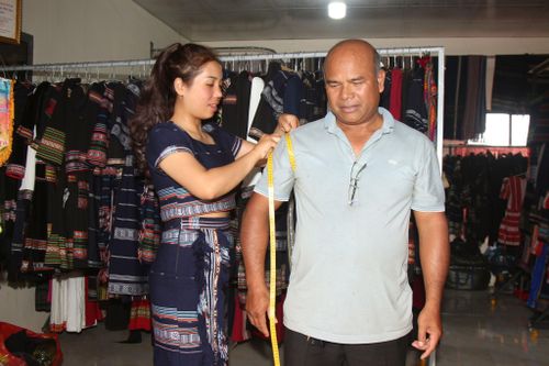 Anh K’ Tuyên đến ngôi nhà nhỏ để được thiết kế áo veston thổ cẩm “tân thời”