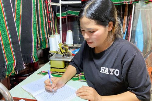 Chị H’Her, bon Bu Đắk, xã Thuận An tự tay thiết kế, tạo ra các sản phẩm thời trang trên nền thổ cẩm truyền thống của dân tộc