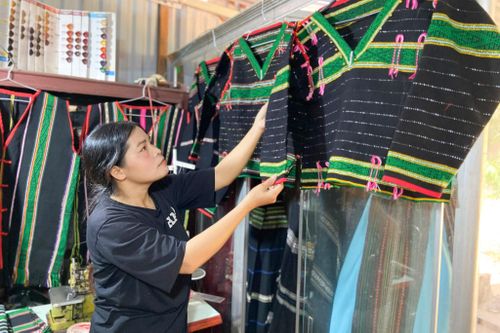 Các đồ dùng như áo, váy, túi đeo, ví... được nhiều khách hàng đặt mua