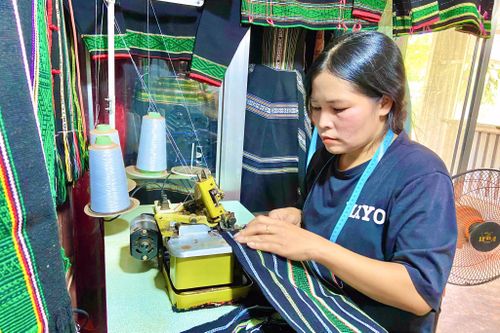Từ những tấm thổ cẩm truyền thống, H'Her may thành những chiếc váy, áo hiện đại, đẹp mắt