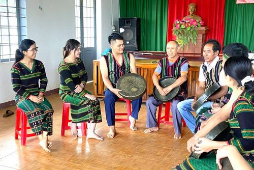 Các sản phẩm thổ cẩm như váy, áo, túi xách, khố... được người M'nông xã Thuận An sử dụng trong các lễ hội, sinh hoạt cộng đồng của bon làng