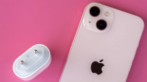 Bạn sẽ cần tận dụng lại củ sạc cũ hoặc mua mới vì phụ kiện này không được tặng kèm trong hộp iPhone 13