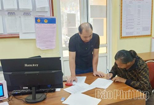 Công chức tư pháp - hộ tịch xã Quyết Thắng hướng dẫn chị Quách Thị Hoài, xóm Be Ngoài làm hồ sơ liên quan đến thừa kế.