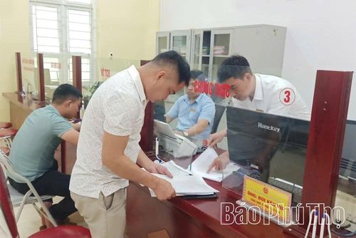 Người dân đến giao dịch tại Trung tâm Phục vụ hành chính công xã Quyết Thắng.