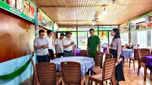 Chính quyền và lực lượng chức năng xã Phong Nha kiểm tra, giám sát tại các nhà hàng, khách sạn dịp nghỉ lễ - Ảnh: T.L