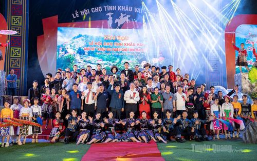 Các đồng chí lãnh đạo tỉnh chụp ảnh kỷ niệm tại lễ hội.