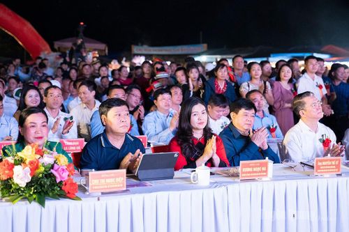 Các đại biểu tham dự Lễ khai mạc.