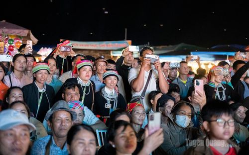 Đêm khai mạc thu hút đông đảo người dân và du khách.