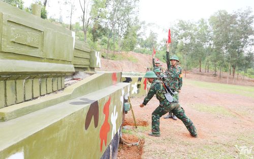 Chiến sĩ mới thực hiện nội dung kiểm tra đánh thuốc nổ - bài 1.