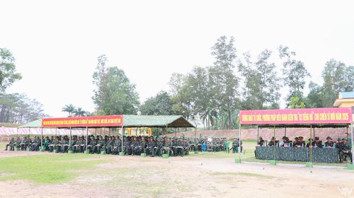 Đại biểu các cơ quan, đơn vị Bộ Tham mưu Quân khu 1 và cán bộ quân huấn, chỉ huy trực tiếp huấn luyện chiến sĩ mới của Bộ CHQS các tỉnh Thái Nguyên, Cao Bằng, Lạng Sơn, Bắc Ninh; các Sư đoàn, Lữ đoàn và đơn vị trực thuộc Quân khu theo dõi toàn bộ quy trình tổ chức, điều hành kiểm tra các nội dung "3 tiếng nổ".