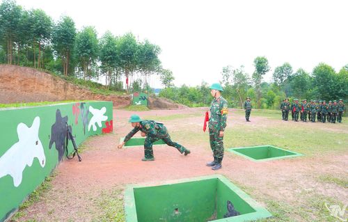 Hướng dẫn các động tác xử trí tình huống trong tiến hành kiểm tra ném lựu đạn xa trúng hướng - bài 1.