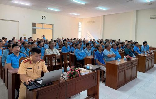Hơn 200 lái xích lô du lịch Nha Trang được tuyên truyền pháp luật giao thông.