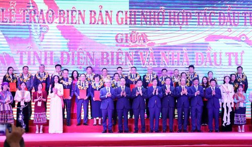 Lãnh đạo tỉnh Điện Biên trao các quyết định chủ trương đầu tư cho các doanh nghiệp.