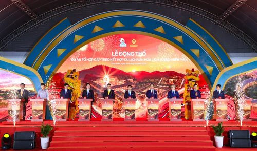 Các đại biểu bấm nút khởi công dự án.
