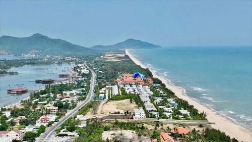 Biển Lăng Cô - Huế là điểm nhấn chính của Vịnh Lăng Cô, nơi được coi là một trong những vịnh đẹp thế giới.