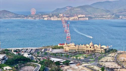 Một góc vịnh biển Nha Trang nhìn từ bờ sang đảo Hòn Tre. Ảnh Trần Minh Ngọc. 