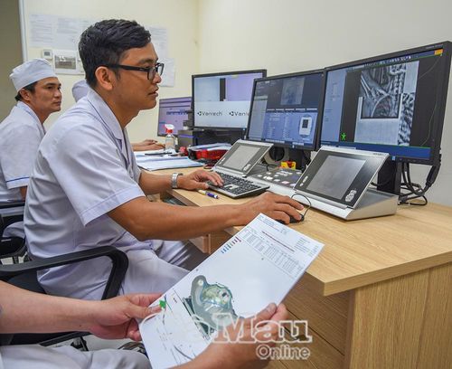Bác sĩ ứng dụng công nghệ hiện đại trong chẩn đoán và lập kế hoạch điều trị, thúc đẩy chuyển đổi số trong lĩnh vực y tế.
