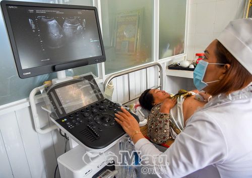 Nhân viên y tế thực hiện siêu âm chẩn đoán cho người bệnh, góp phần nâng cao chất lượng khám, chữa bệnh ngay tại tuyến cơ sở.