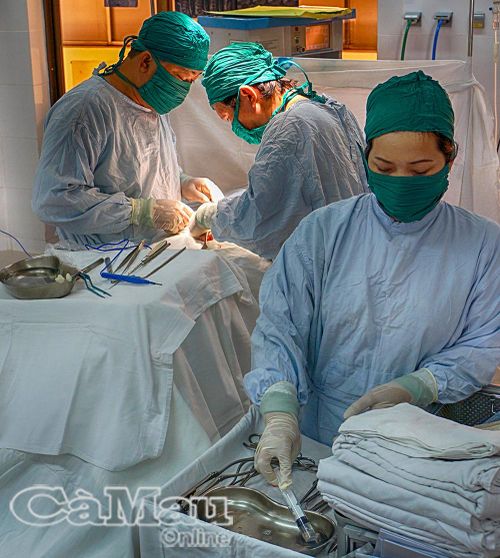 Ê-kíp bác sĩ thực hiện ca phẫu thuật chuyên sâu, thể hiện năng lực chuyên môn ngày càng nâng cao của ngành y tế địa phương.