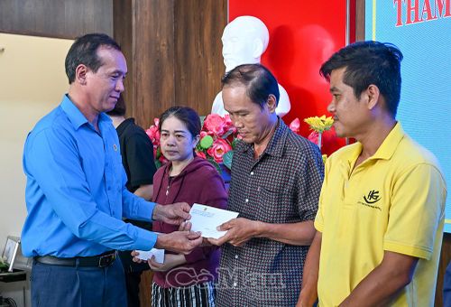  Chủ tịch LĐLĐ tỉnh Lý Công Bắc trao quà cho đoàn viên, người lao động khó khăn trên địa bàn phường Giá Rai.