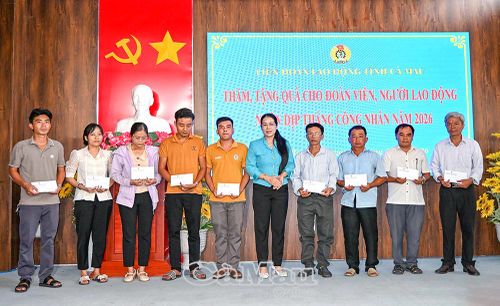  Chủ tịch Ủy ban MTTQ Việt Nam phường Bạc Liêu Đoàn Thị Hồng Lĩnh trao quà của LĐLĐ tỉnh cho đoàn viên, người lao động khó khăn.