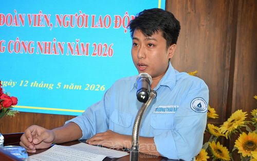  Anh Trương Thái Bảo (Xí nghiệp sản xuất nước sạch, Công ty Cổ phần Cấp nước Bạc Liêu) chia sẻ tại buổi nhận quà.