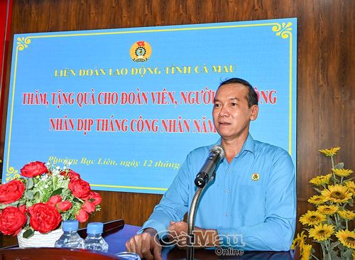 Chủ tịch LĐLĐ tỉnh Lý Công Bắc phát biểu tại buổi thăm, tặng quà đoàn viên, người lao động.