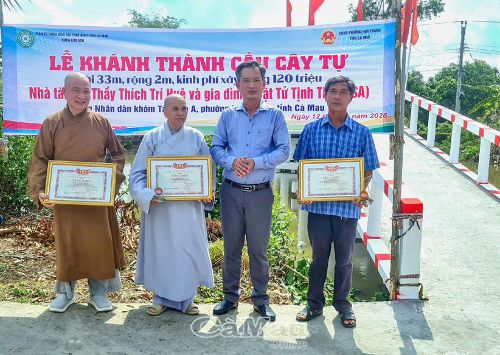 Phó Chủ tịch Ủy ban MTTQ Việt Nam tỉnh Cà Mau Nguyễn Văn Khởi trao Bằng khen của Chủ tịch Ủy ban MTTQ Việt Nam tỉnh Cà Mau tặng các cá nhân có thành tích đóng góp cho công tác an sinh xã hội trên địa bàn tỉnh.