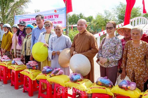 Phó Chủ tịch Ủy ban MTTQ Việt Nam tỉnh Cà Mau Nguyễn Văn Khởi và nhà tài trợ trao quà cho người dân hoàn cảnh khó khăn tại khóm Tân Hóa A, phường Hòa Thành.