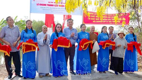 Các đại biểu thực hiện nghi thức cắt băng khánh thành cầu Thiện Phước Lành (khóm Bình Thành, phường Hòa Thành).