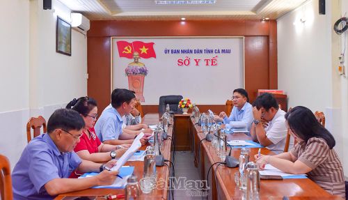 Các đại biểu tham dự cuộc họp.