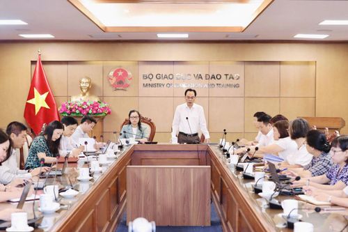 Bộ trưởng Bộ Giáo dục và Đào tạo Hoàng Minh Sơn làm việc với Vụ GDMN. Ảnh: MOET
