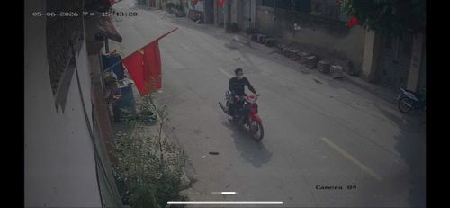 Đối tượng đi xe máy tìm sơ hở nhà dân để trộm cắp tài sản. Ảnh: CA TP Hà Nội. 