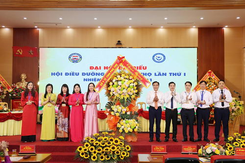 Điều dưỡng - Thạc sĩ Nguyễn Thị Thu Liên (thứ 4 từ trái qua) tại Đại hội đại biểu Hội Điều dưỡng tỉnh Phú Thọ lần thứ I, nhiệm kỳ 2026 - 2031.